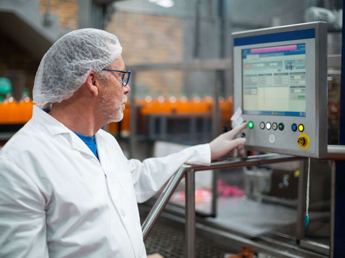 Operator bedient MES-touchscreen op de productievloer